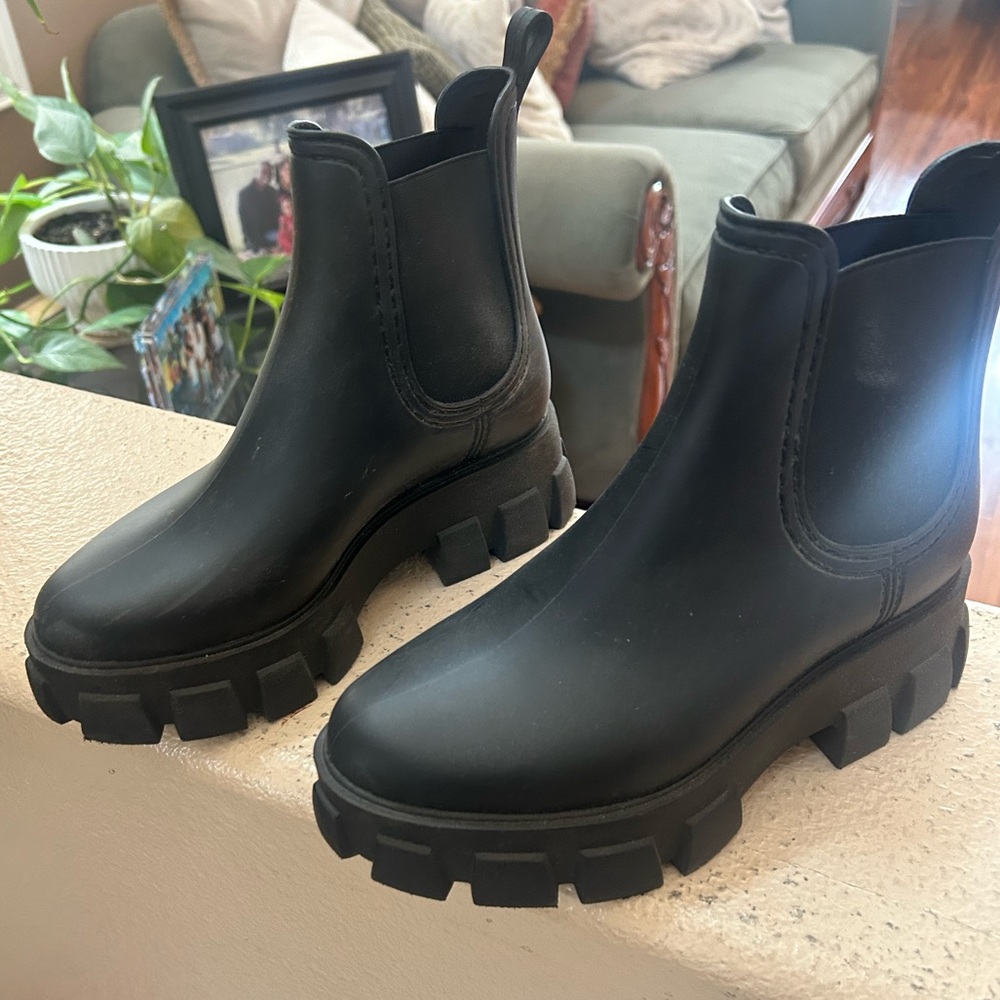 Size 7 black boots